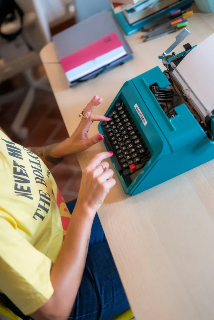 elenca ciurli che scrive su olivetti macchina da scrivere