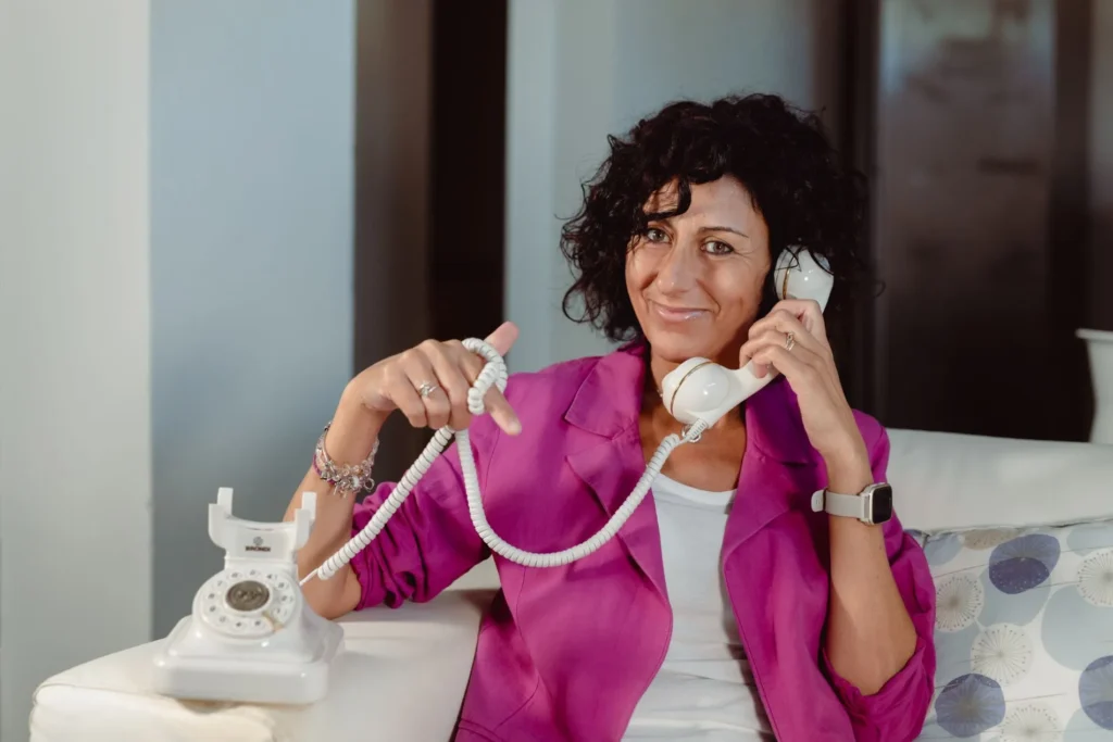 francesca Bientinesi al telefono