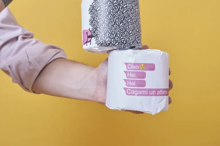 mano con 2 rotoli di carta igenica