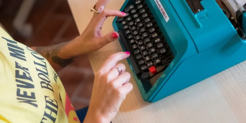 elenca ciurli che scrive su olivetti macchina da scrivere